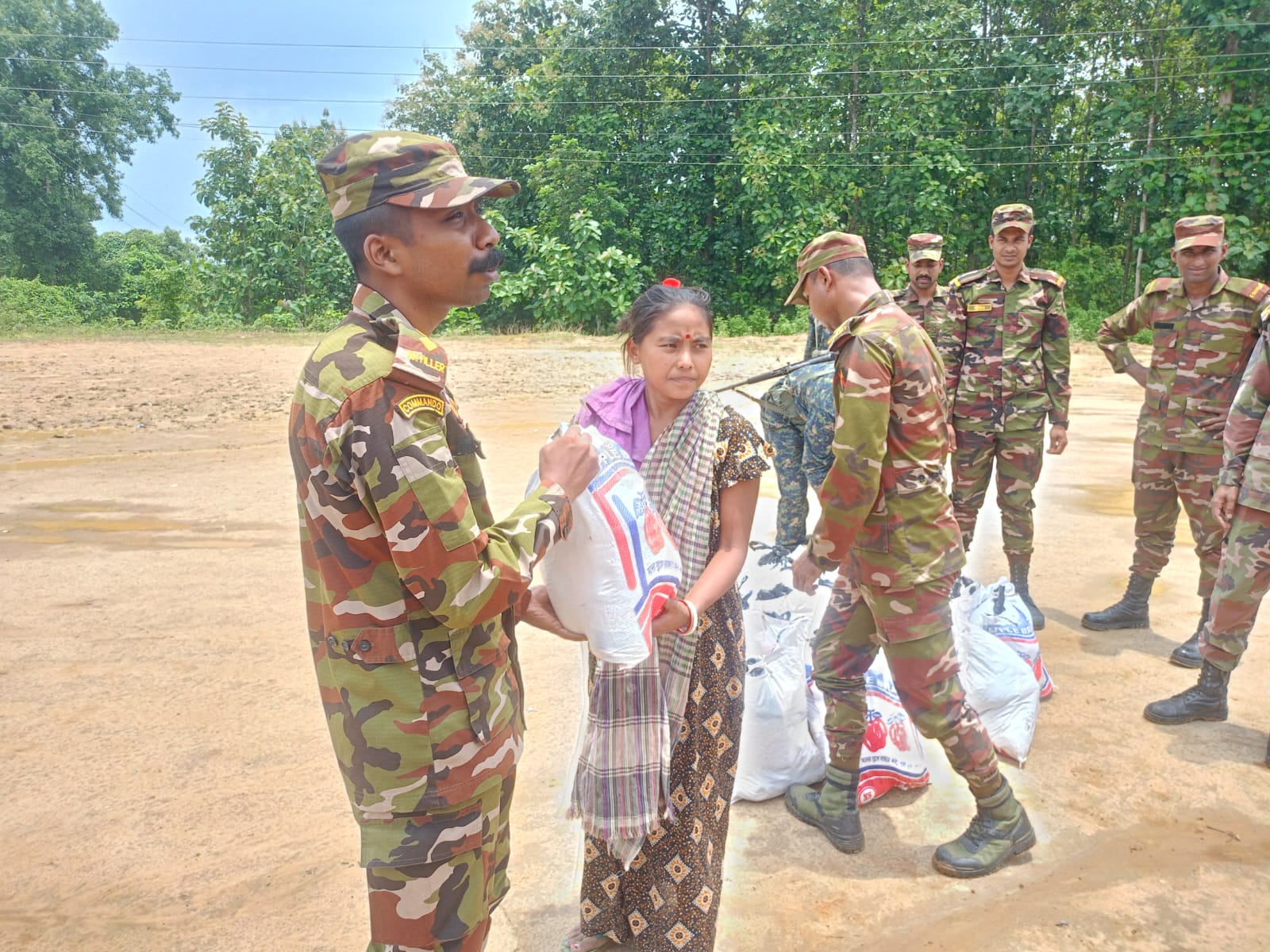 দুর্গম পাহা‌ড়ে সেনাবা‌হি‌নির মানবিক সহায়তা ও বিনামূল্যে চিকিৎসা সেবা প্রদান